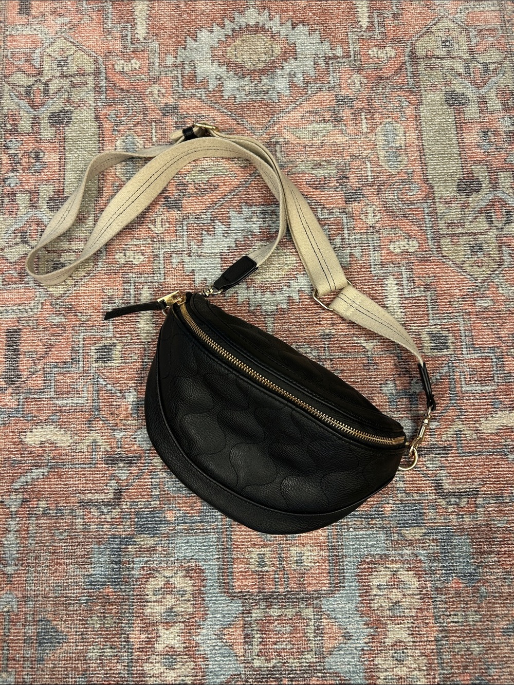 Universal Thread Black Quilted Crossbody Belt Bag